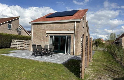 Breskens House | Scheldeveste type Schelde is a spacious detached bungalow for 6 persons with a spacious garden. With approx. 112m2 of living space, you have a lovely living room and open kitchen.