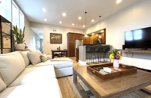 Bay View House | Schlitz Castle: Huge 5BR/4BA Sleeps 12 w/Double Kitchens & Living Rooms