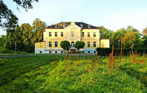 Schmuggerow House | Schloss Schmuggerow