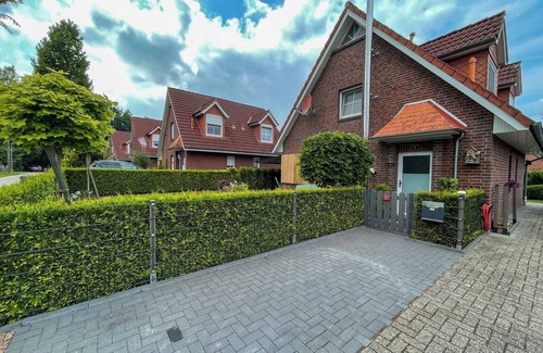 Tannenhausen House | Schnieke vacation home Kluntje with garden at the bathing lake Tannenhausen