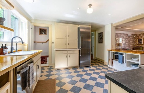 Manchester Center House | School Street House in heart of Manchester Center