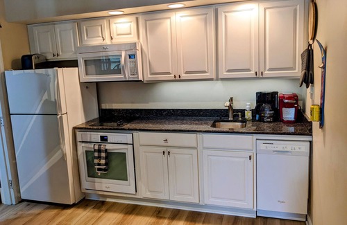 Bellaire Condo | Schuss Mountain! Sleeps 8, golf course, WiFi, walk to pool, steps to yellow lift