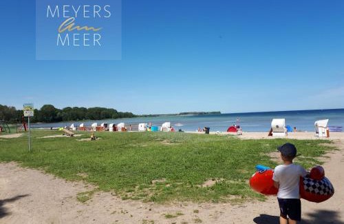 Zierow House | Schwarzes Holzferienhaus mit Sauna - L I E B L I N G S P L A T Z - an der Ostsee, Zierow bei Wismar, Strand 500m, alles inklusive