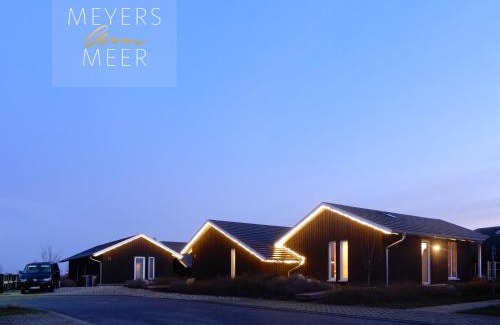 Zierow House | Schwarzes Holzferienhaus mit Sauna - L I E B L I N G S P L A T Z - an der Ostsee, Zierow bei Wismar, Strand 500m, alles inklusive