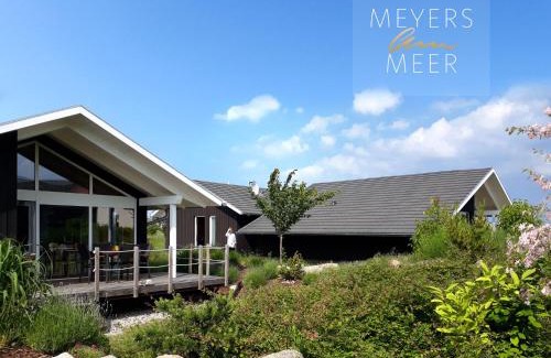 Zierow House | Schwarzes Holzferienhaus mit Sauna - GARTENGLÜCK - an der Ostsee, Zierow bei Wismar, Strand 500m, 2 Schlafzimmer