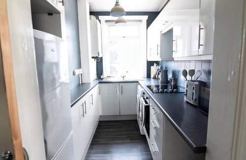 Dundee Apartment | Scottish themed den with free parking close to bus routes and city centre