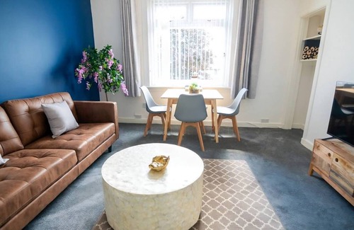 Dundee Apartment | Scottish themed den with free parking close to bus routes and city centre
