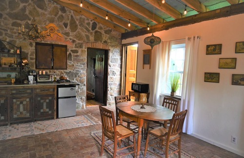 Caroline Cabin | Scottland Yard Farm's - Upscale Rustic Garden House
