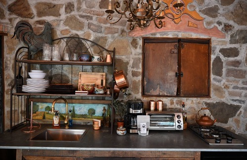 Caroline Cabin | Scottland Yard Farm's - Upscale Rustic Garden House