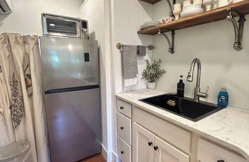 Caroline Apartment | Scottland Yard Farm - The Caretaker's Quarters