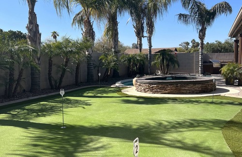 Barclay Place House | Scottsdale oasis. ☀️🏜️🌵 Pool, hot tub, fire pit, outdoor bar/tv, bbq & putt golf.
