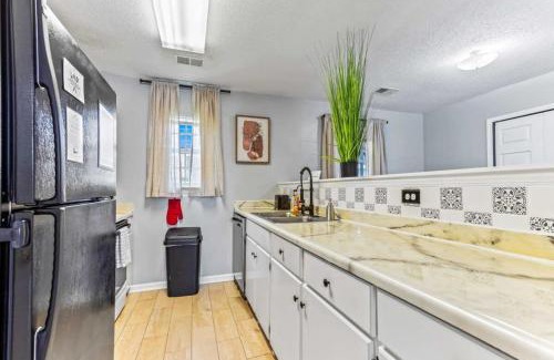 Pooler House | Screened Porch, Firepit, Patio! Peaceful in Pooler