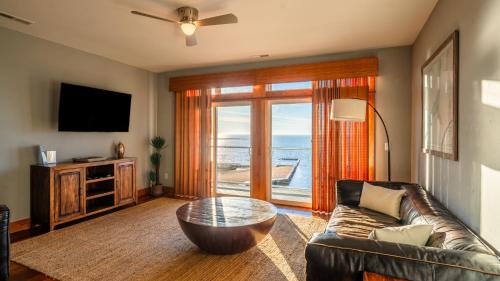 Waves Apartment | SDA - Waterfront 3-Bedroom, 3-Bathroom Suite at REAL Watersports