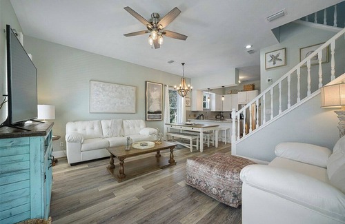 Gulf Pines House | Sea Biscuit - Beach Cottage Near the Water with Secluded Pool