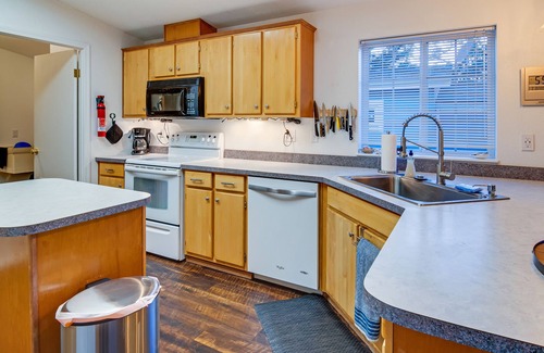 Yachats House | Sea Break - Ocean view with Hot tub