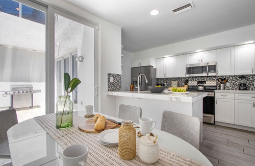 Birch Park Finger Streets House | Sea Breeze by AvantStay | Across From Fort Lauderdale Beach! Pool, Fire pit!