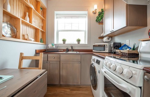 Ocean Shores Cottage | Sea Breeze Cottage - Pet Friendly, Walk to Beach!