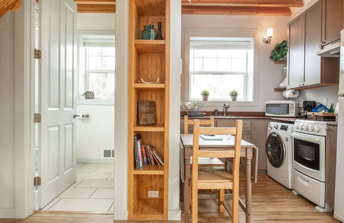 Ocean Shores Cottage | Sea Breeze Cottage - Pet Friendly, Walk to Beach!