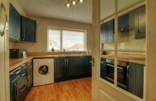 South Hayling Apartment | Sea Breeze Haven - 4 Bed Home with Stunning Views