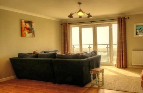 South Hayling Apartment | Sea Breeze Haven - 4 Bed Home with Stunning Views