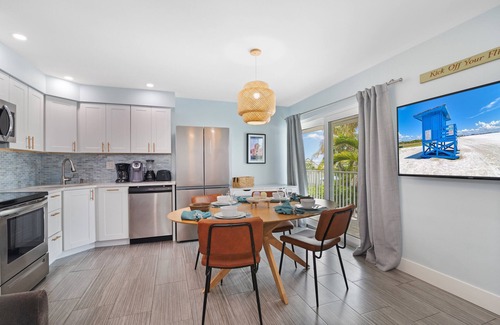 Siesta Key Village House | Sea Breeze - Pet Friendly, Located in Siesta Key Village, Steps to Siesta Key Beach!