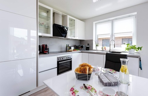 Gelting House | Sea breeze - shower room, parking space, terrace, barbecue, garden furniture, ground floor