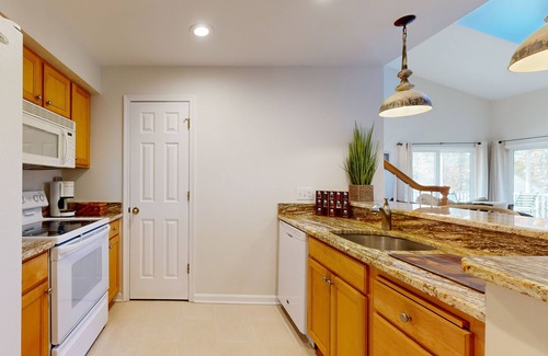 Bethany Beach Condo | Sea Colony Tennis 2nd-floor condo pool & gym