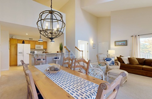 Bethany Beach Condo | Sea Colony Tennis 2nd-floor condo pool & gym