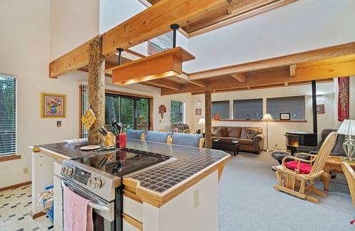 Manzanita House | Sea Dream MCA#398 Hot tub, Dogs welcome, golf course view, 4 blocks to beach