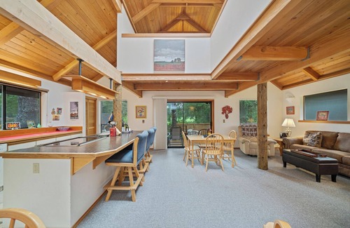 Manzanita House | Sea Dream MCA#398 Hot tub, Dogs welcome, golf course view, 4 blocks to beach