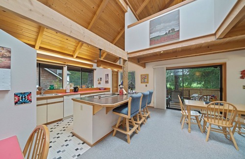 Manzanita House | Sea Dream MCA#398 Hot tub, Dogs welcome, golf course view, 4 blocks to beach