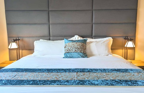 Ocean Shores Hotel | Sea Dreamer - 1 Bedroom Suite with 1 King and 1 Queen Bed at Wanderlust Inn, Pet Friendly