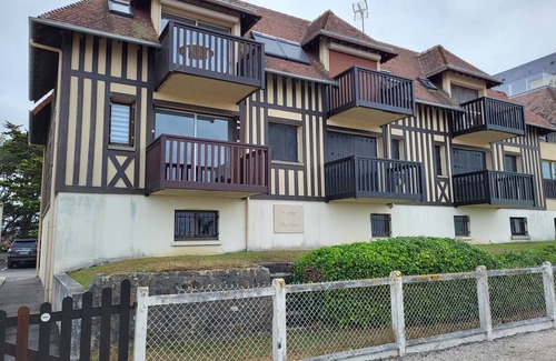 Merville-Franceville-Plage Apartment | Sea-View Studio with Balcony, Private Parking & Bikes - Sleeps 4