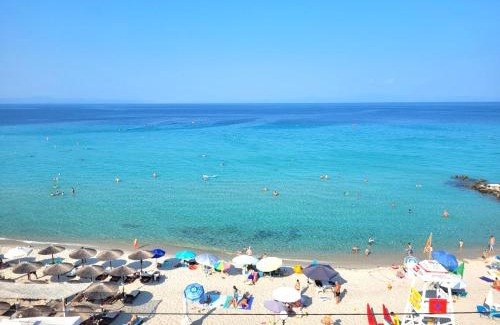 Kallithea Apartment | Sea Front Loft by GOLDENLAND