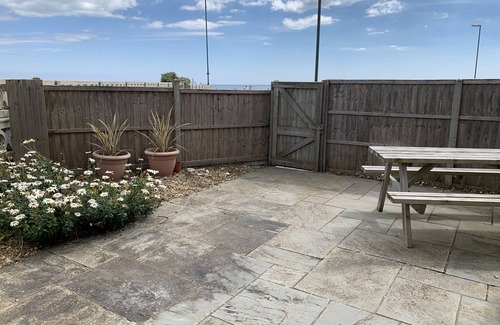 Rustington Cottage | SEA HOUSE, character holiday cottage, with a garden in Rustington