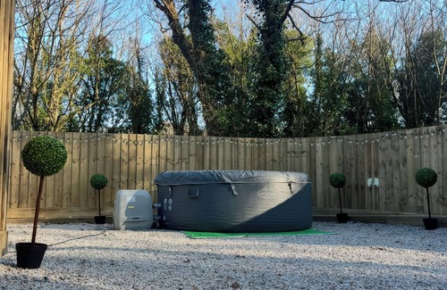 Perranporth Cottage | SEA LA VIE, pet friendly, with hot tub in Perranporth