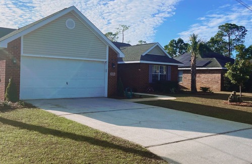 Navarre House | Sea Largo, 🏖 Work, Play & Relax! 4BR Beach Home w/Fenced Yard + Games