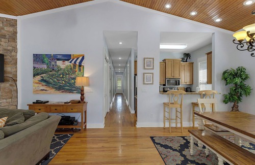 Treetop House | SEA-REST! Relaxed 5br 4ba home close to the beach! SNOWBIRD RATES!