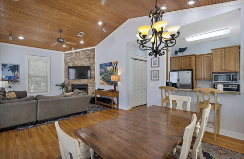 Treetop House | SEA-REST! Relaxed 5br 4ba home close to the beach! SNOWBIRD RATES!