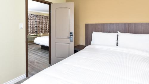 Zaferia Hotel | Sea Rock Inn - Long Beach