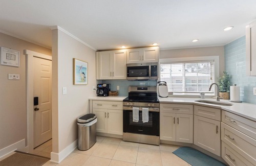 Anna Maria House | Sea Spray 2: *Pet-friendly *Steps to the beach *Close to shops, restaurants