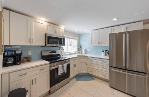 Anna Maria House | Sea Spray 2: *Pet-friendly *Steps to the beach *Close to shops, restaurants