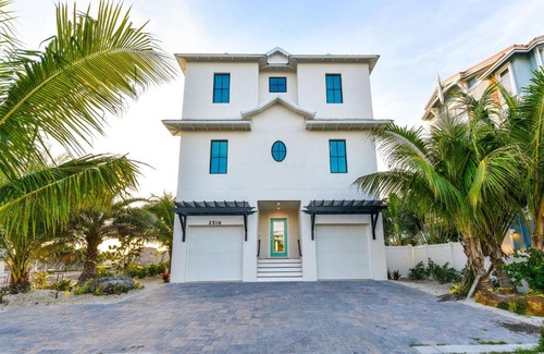 Bradenton Beach House | Sea Swept by AMI Locals