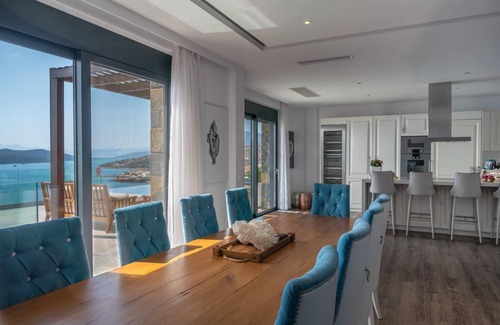 Kounelion Villa | Sea View 6 bdr Villa with a heated pool & access to private beach