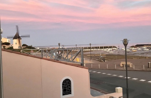 Jard-sur-Mer Apartment | Sea view apartment with south-facing balcony facing the port Wifi