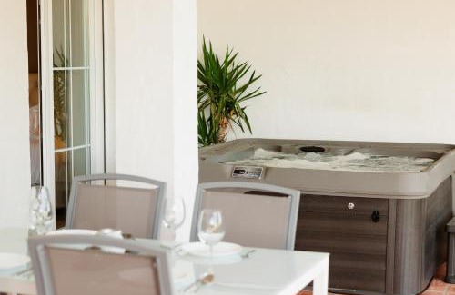 Istan Apartment | Sea view apartment with private garden and jacuzzi in Balcones del Lago, Istan