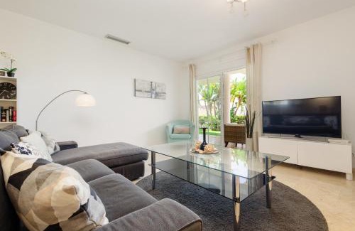 Istan Apartment | Sea view apartment with private garden and jacuzzi in Balcones del Lago, Istan