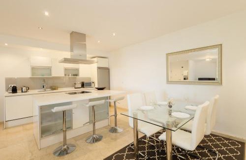 Istan Apartment | Sea view apartment with private garden and jacuzzi in Balcones del Lago, Istan