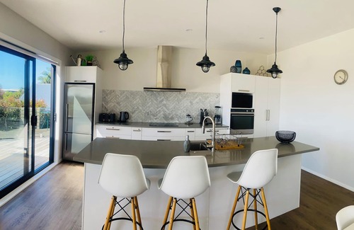 Cable Bay House | Sea Views & Chill