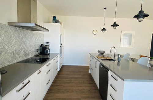 Cable Bay House | Sea Views & Chill
